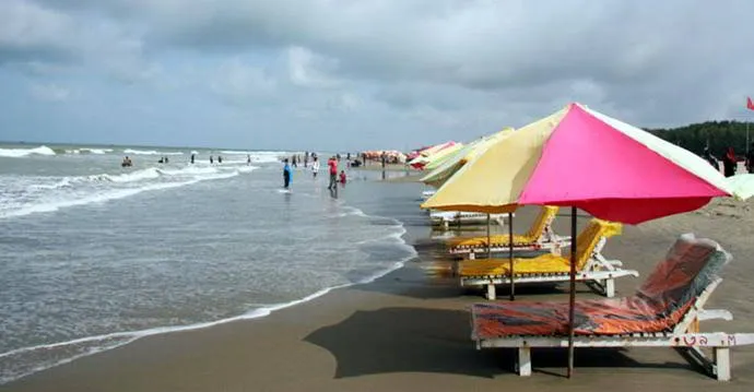 কক্সবাজার সমুদ্র সৈকত: সৈকতে ছাতার নিচে সারি সারি চেয়ার