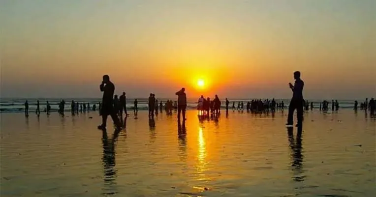 কক্সবাজার সমুদ্র সৈকত: সৈকতে সূর্যাস্তের সময় মানুষের ভিড়