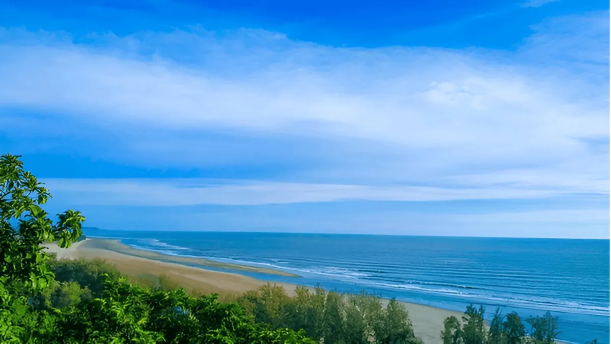 কক্সবাজার সমুদ্র সৈকত: উঁচু জায়গা থেকে দেখা সৈকত, সবুজ গাছ আর নীল সাগর