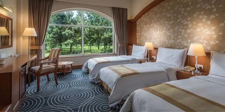 Grand Sultan Tea Resort & Golf: তিন বিছানার রুম, জানালায় সবুজ বাগান