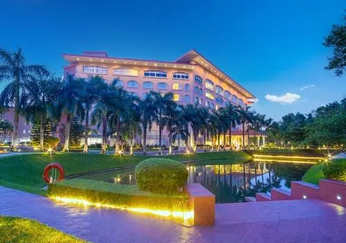 Grand Sultan Tea Resort & Golf: রাতের আলোয় রিসোর্ট ভবন ও পুকুর