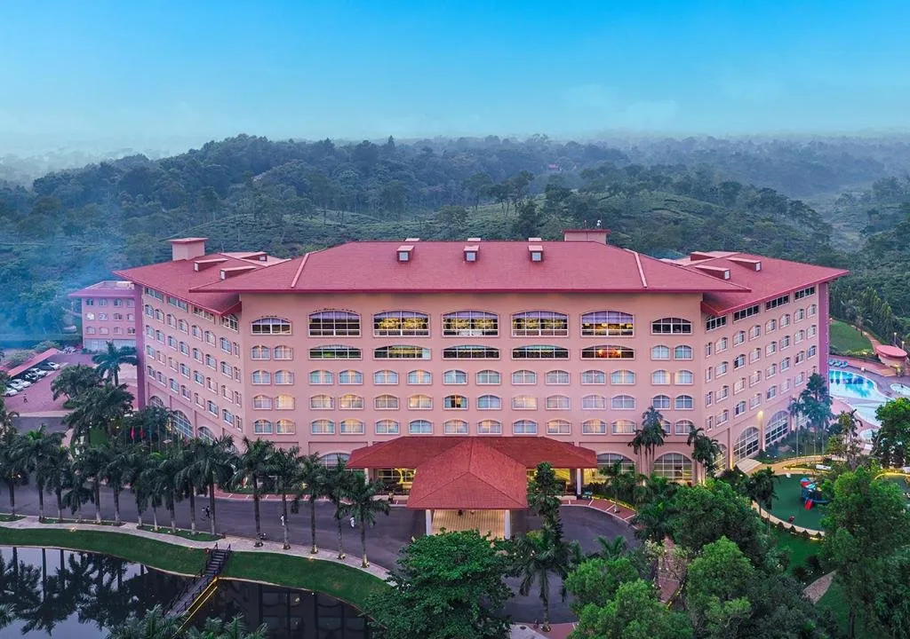 Grand Sultan Tea Resort & Golf: রিসোর্ট ভবন ও চারপাশের চা-বাগান